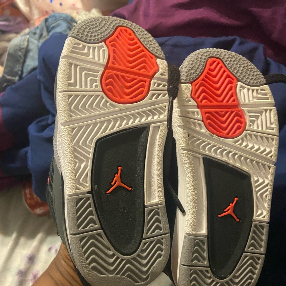 Jordan4 red black gently used great condition